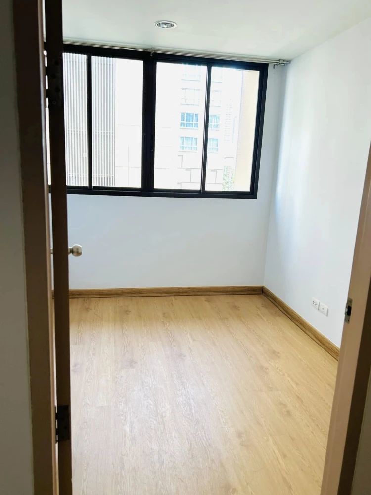 For sale: Ideo Blue Cove Sathorn, 4th floor, Building A, beautiful room with built-in furniture, lots of storage cabinets. You have to get it now!
