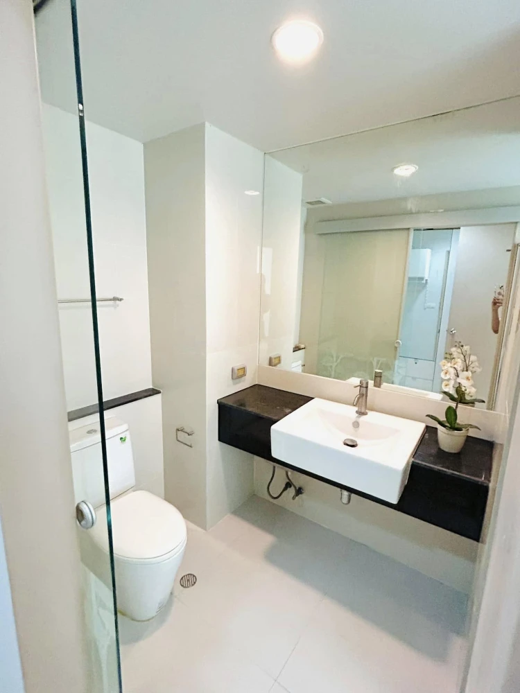 For sale: Ideo Blue Cove Sathorn, 4th floor, Building A, beautiful room with built-in furniture, lots of storage cabinets. You have to get it now!