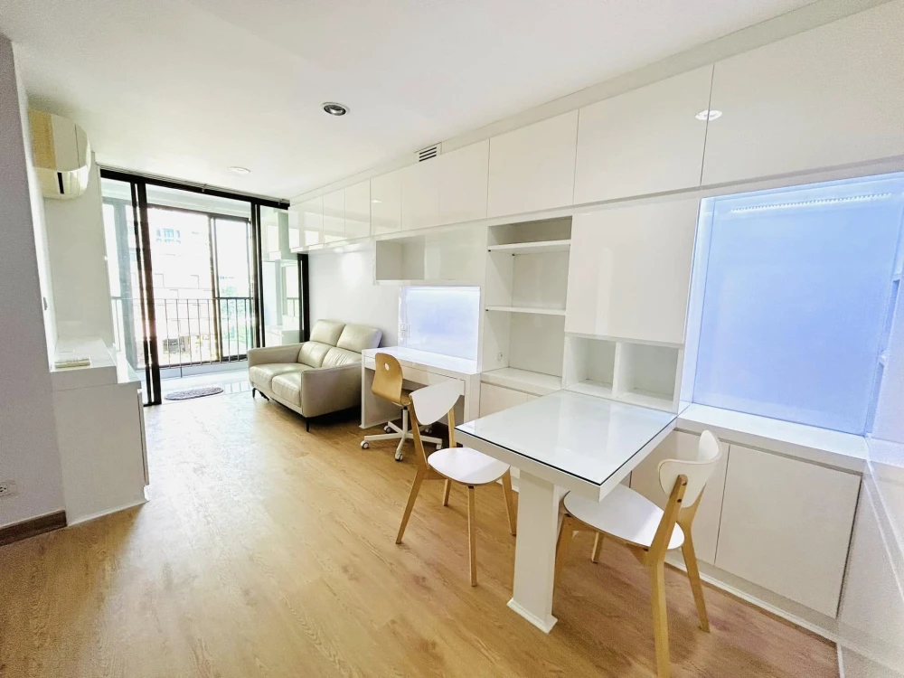 For sale: Ideo Blue Cove Sathorn, 4th floor, Building A, beautiful room with built-in furniture, lots of storage cabinets. You have to get it now!