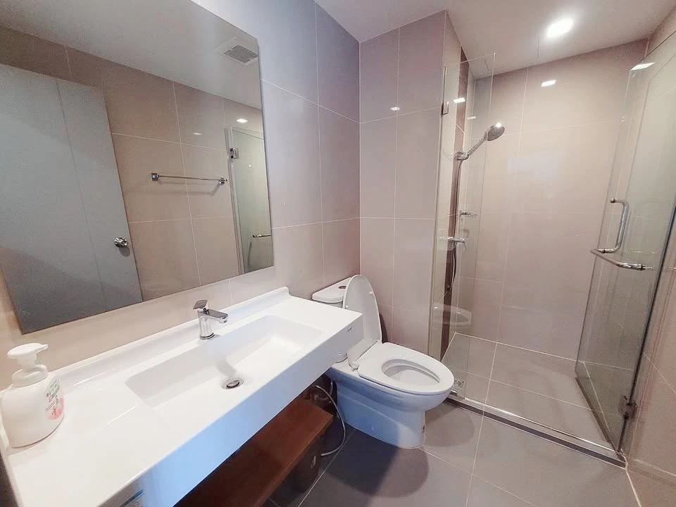 For sale Ideo Phahon-Chatuchak, 2 bedrooms, 23rd floor, good corner, privacy. Hurry and reserve yours now.