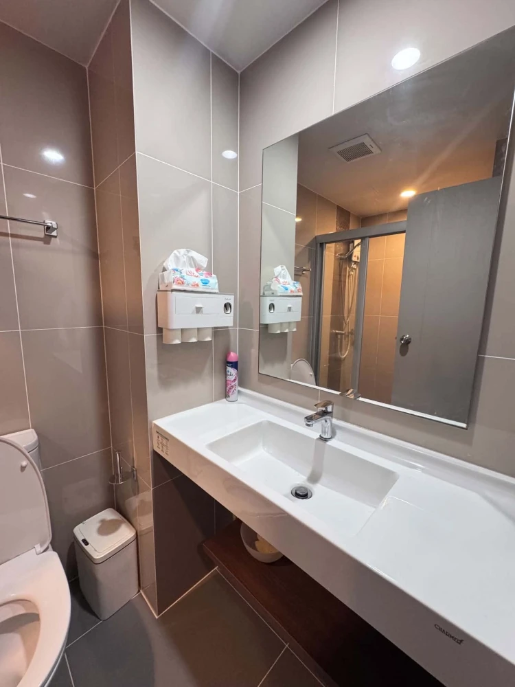 Selling a unit at Ideo Ratchada-Sutthisan. The balcony has an unobstructed view, no buildings blocking the view, quiet and peaceful. No direct sunligh