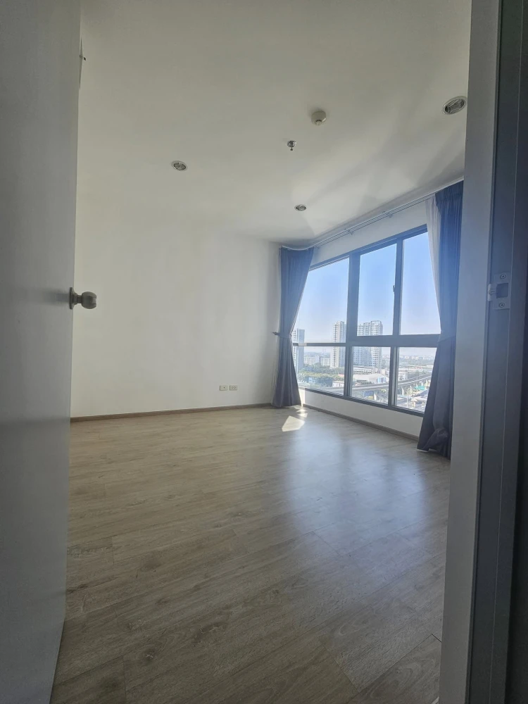 For sale: Ideo Wutthakat, 2 bedrooms, 1 bathroom, very spacious living space, great city view, reserve now!