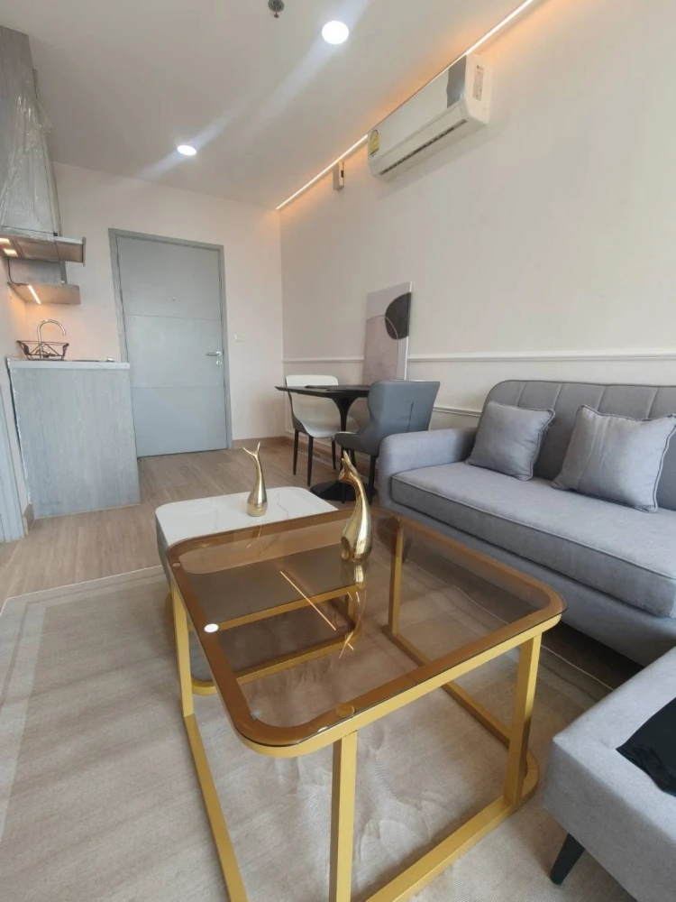 Selling Ideo Wutthakat, 30.6 sq.m. unit on the 11th floor with pool view. Nicely decorated and very livable. You'll regret not booking it!