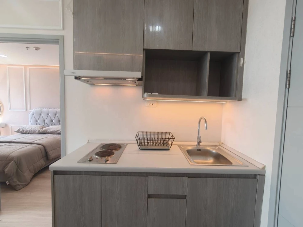 Selling Ideo Wutthakat, 30.6 sq.m. unit on the 11th floor with pool view. Nicely decorated and very livable. You'll regret not booking it!