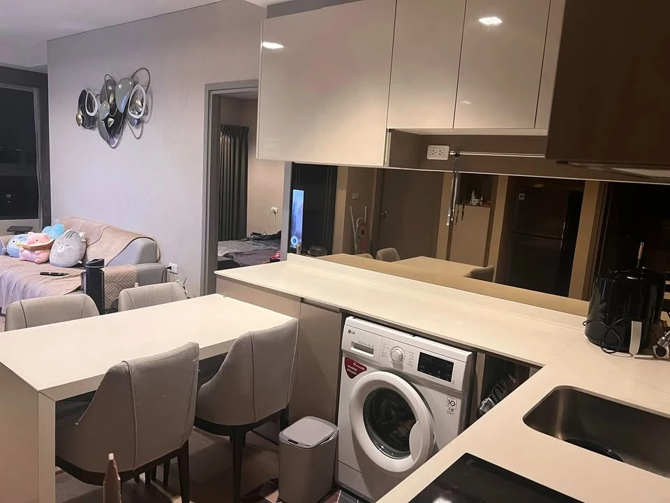 For sale: Ideo Sathorn-Wongwian Yai with built-in wallpaper, amazing built-in decorations, lots of usable space. If you're slow, you'll miss out.