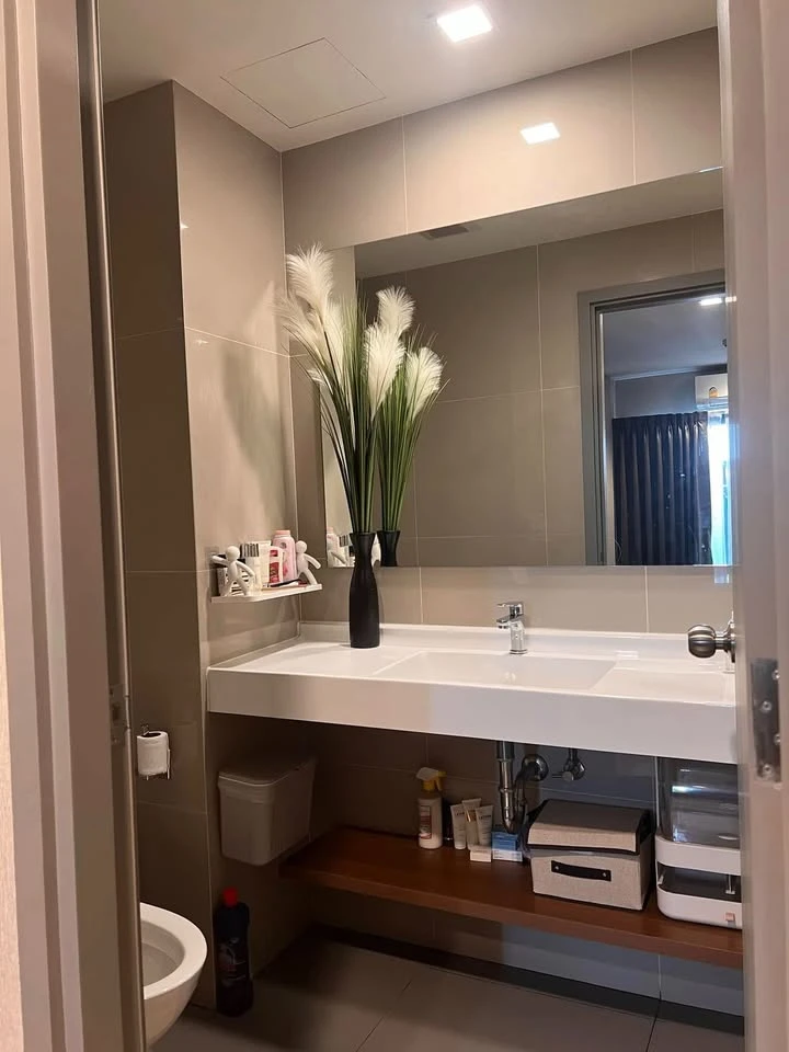 For sale: Ideo Sathorn-Wongwian Yai with built-in wallpaper, amazing built-in decorations, lots of usable space. If you're slow, you'll miss out.