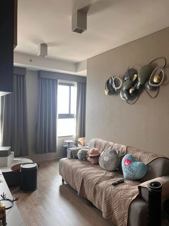 For sale: Ideo Sathorn-Wongwian Yai with built-in wallpaper, amazing built-in decorations, lots of usable space. If you're slow, you'll miss out.
