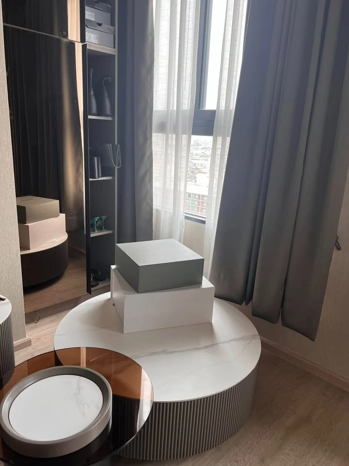 For sale: Ideo Sathorn-Wongwian Yai with built-in wallpaper, amazing built-in decorations, lots of usable space. If you're slow, you'll miss out.