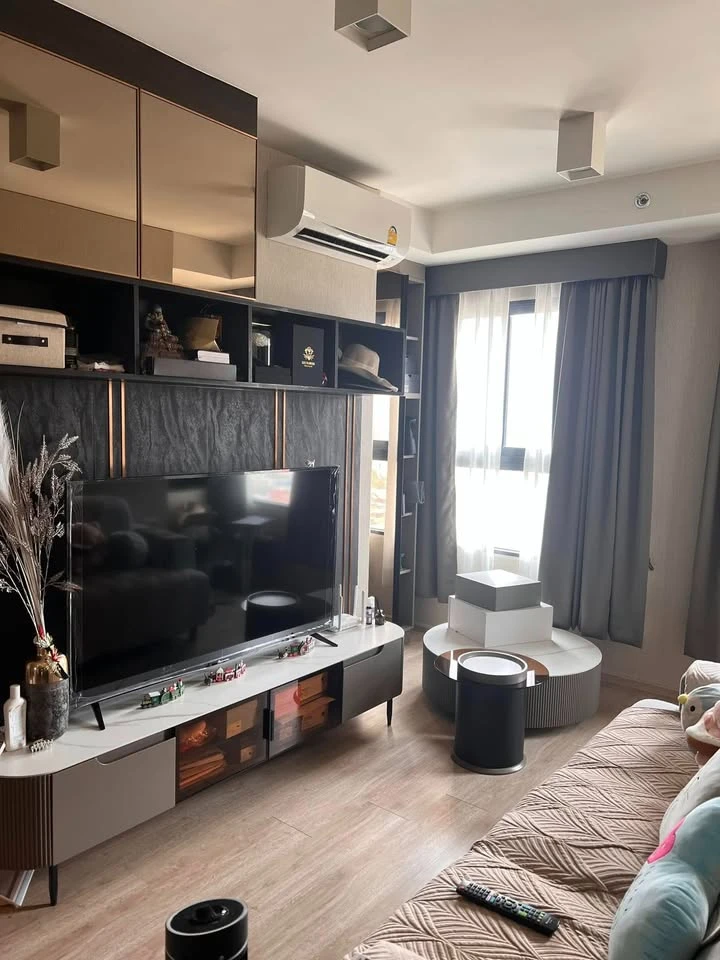 For sale: Ideo Sathorn-Wongwian Yai with built-in wallpaper, amazing built-in decorations, lots of usable space. If you're slow, you'll miss out.