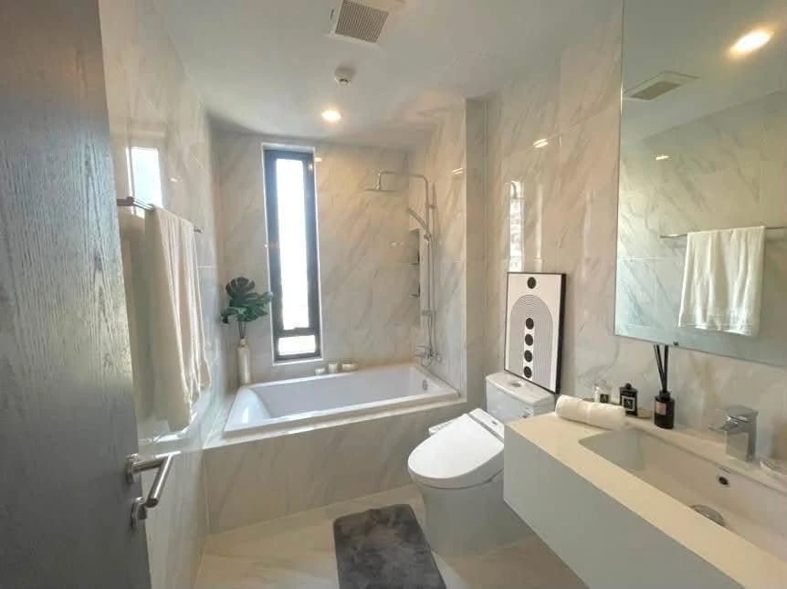 Selling Ideo Mobi Rangnam, a rare item (1 Bedroom Plus) corner unit on the 28th floor, fully furnished with built-in features. Book now before it's to