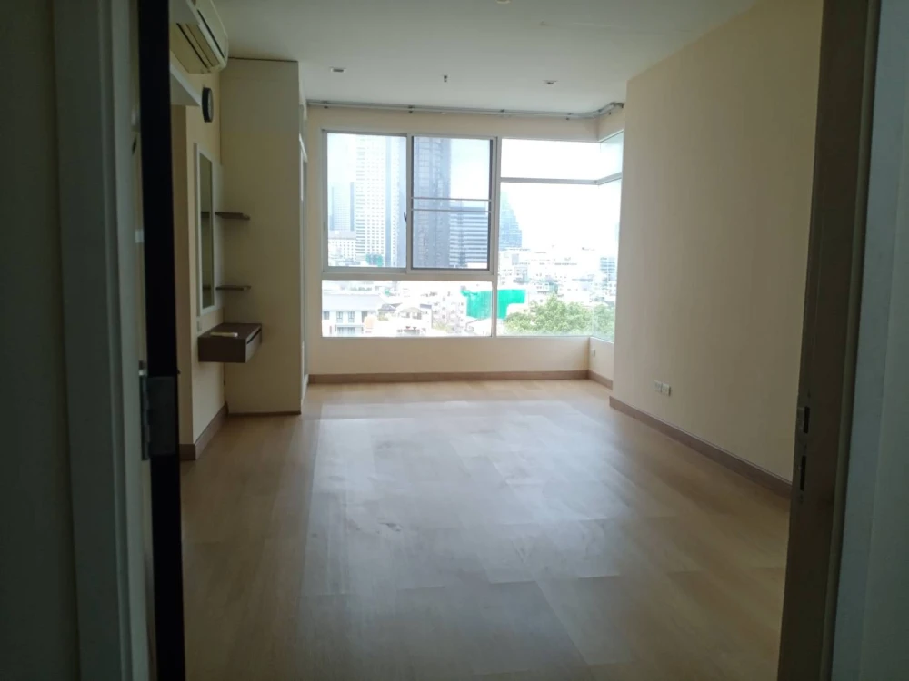 For sale: Ivy Sathorn 10, empty room on the corner of the building, not crowded, very private, first come first served.