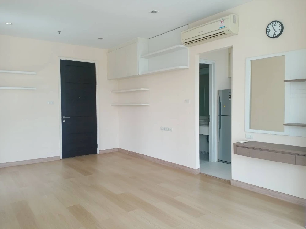 For sale: Ivy Sathorn 10, empty room on the corner of the building, not crowded, very private, first come first served.