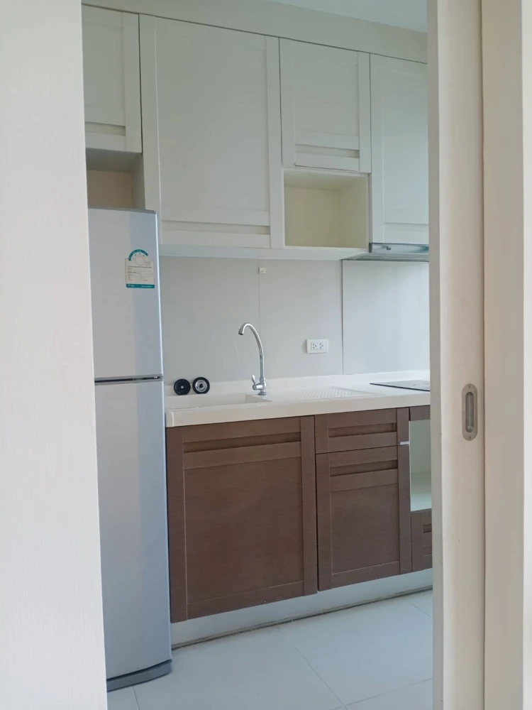 For sale: Ivy Sathorn 10, empty room on the corner of the building, not crowded, very private, first come first served.