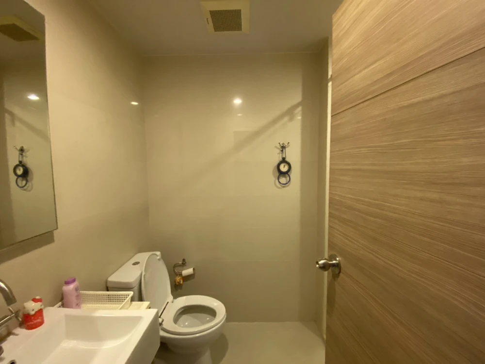 For sale: Hive Taksin, 6th floor, spacious room, comfortable, not cramped, near BTS Skytrain, don't miss it.