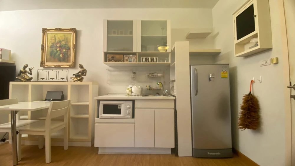 Condo for sale at A Space Asoke-Ratchada: corner unit on the 6th floor of Building B, facing the swimming pool. Available at a special price—buy now!