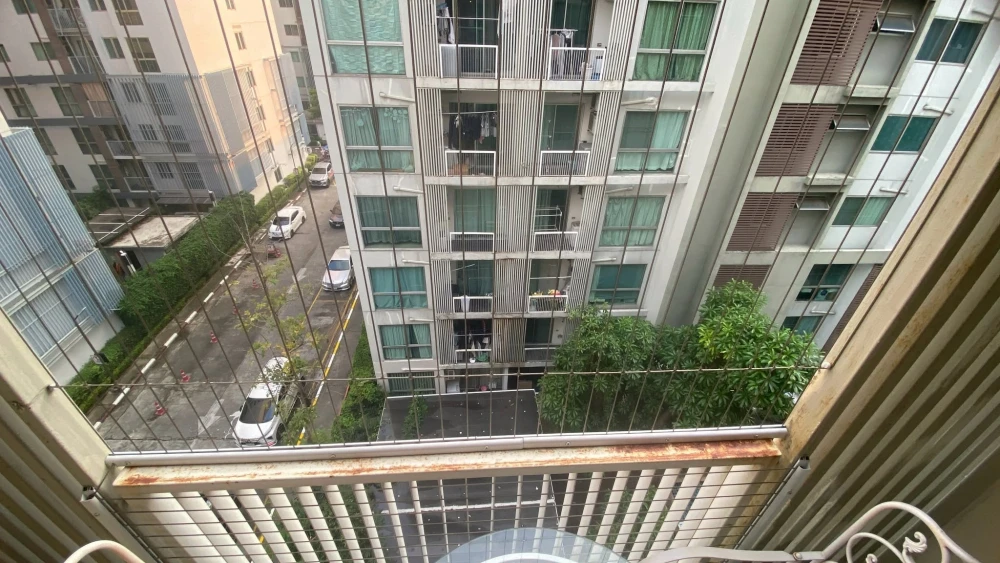 Condo for sale at A Space Asoke-Ratchada: corner unit on the 6th floor of Building B, facing the swimming pool. Available at a special price—buy now!