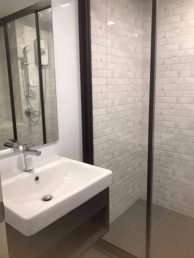Selling Atmoz Kanal Rangsit condo. Ready to move in, fully furnished and decorated with built-in features. Don't miss out!