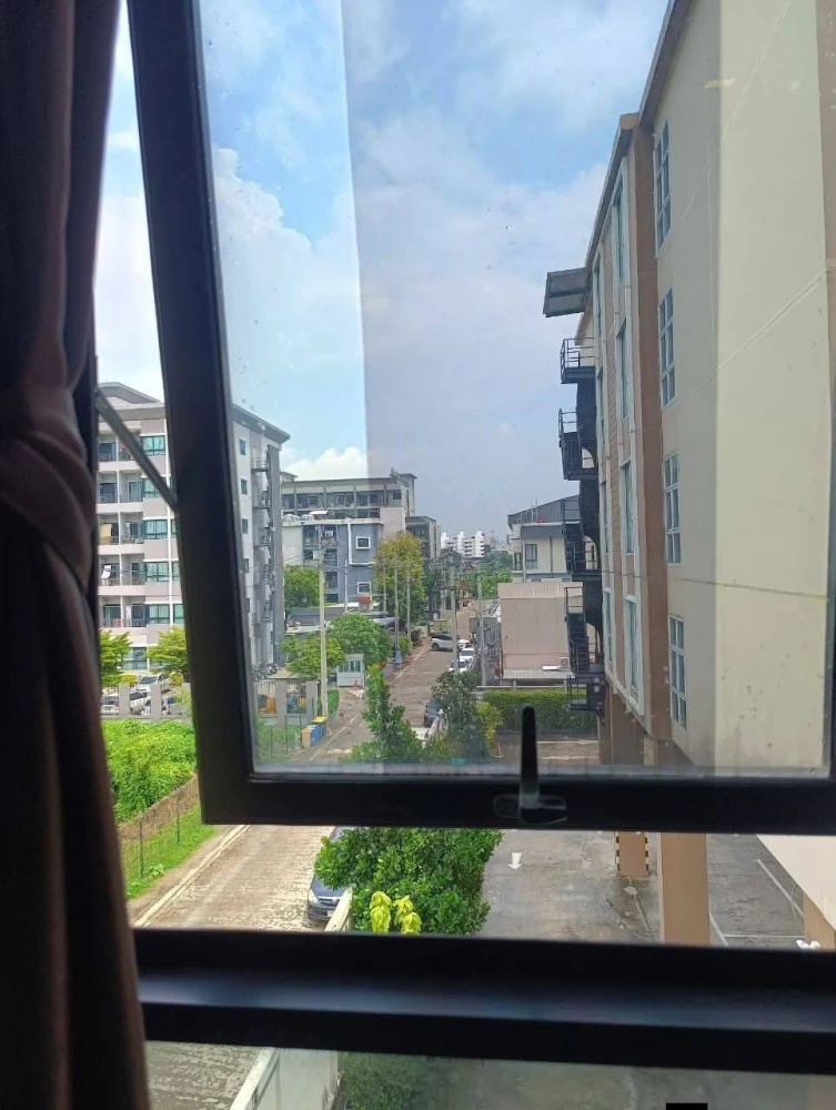 Selling a ready-to-move-in condo at Atmoz Ratchada-Huai Khwang. Spacious living area at an amazing price. Own it today! Don't miss out!