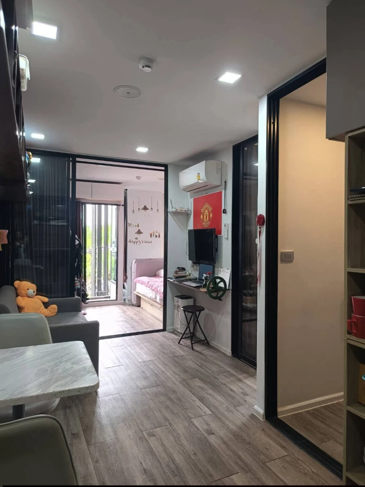 Selling a ready-to-move-in condo at Atmoz Ratchada-Huai Khwang. Spacious living area at an amazing price. Own it today! Don't miss out!