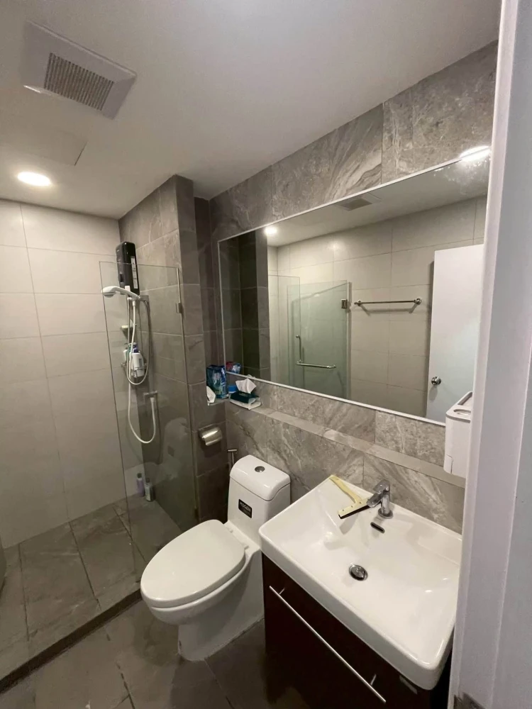 Selling a condo at BEAT Bangwa Interchange. Corner unit at the end of the hallway, private, well-designed, high floor, unobstructed view, good ventila
