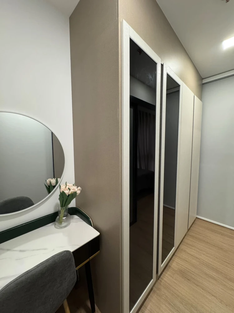 Selling a special type of condo at Chapter One Spark Charan, featuring a walk-in closet and fully furnished ready to move in. Buy now!