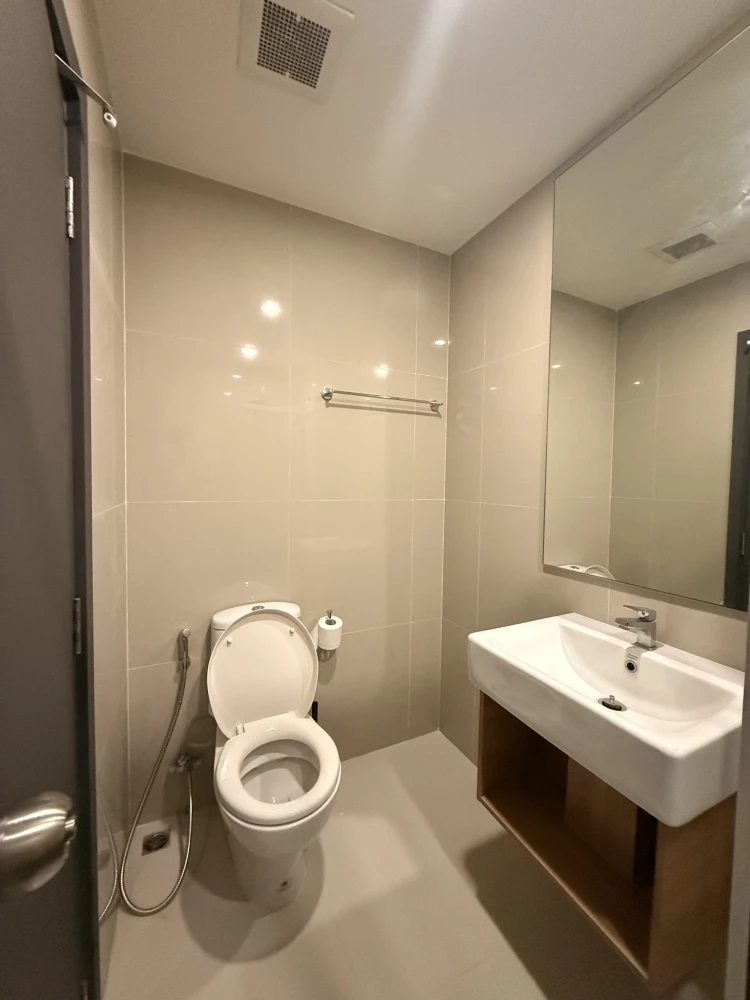 Selling Elio Del Nest condo, corner unit, private, 6th floor, city view, unobstructed view, fully furnished, functional living space. Buy now!