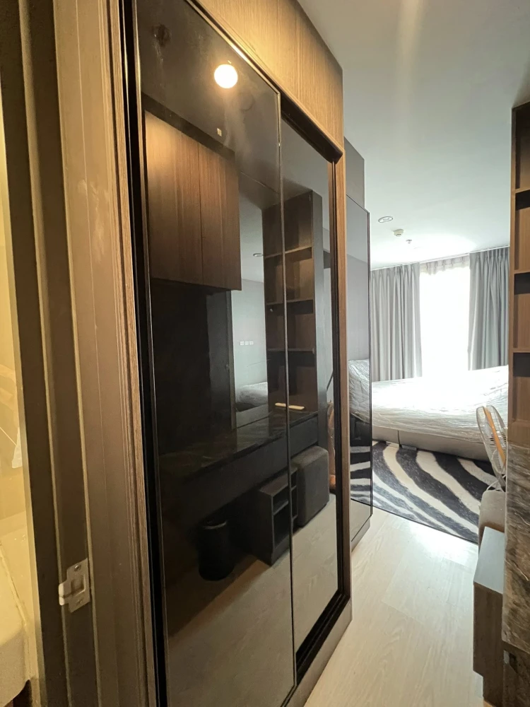 Selling a corner condo unit at Elio del Nest. Enjoy privacy and convenience all in one place. Buy now before you miss this opportunity!
