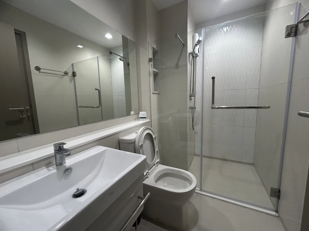 Condo for sale: Life Asoke - Rama9, 30th floor, unobstructed view overlooking Makkasan Park. Comes with all amenities. Buy now, don't wait!