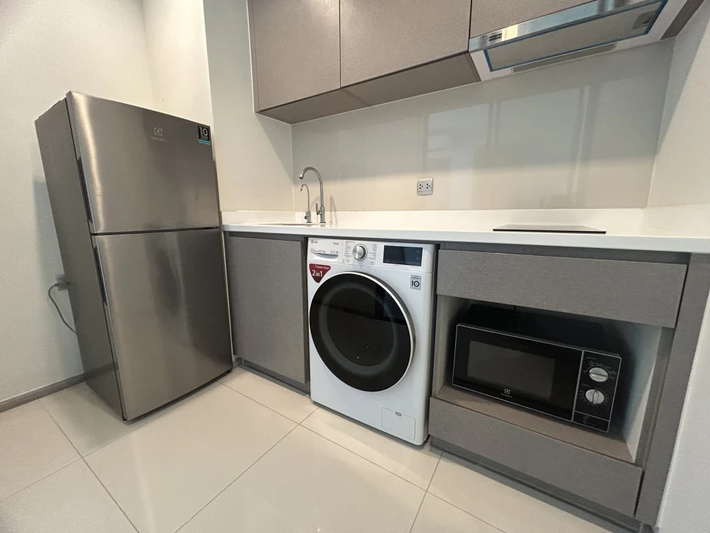 Condo for sale: Life Asoke - Rama9, 30th floor, unobstructed view overlooking Makkasan Park. Comes with all amenities. Buy now, don't wait!