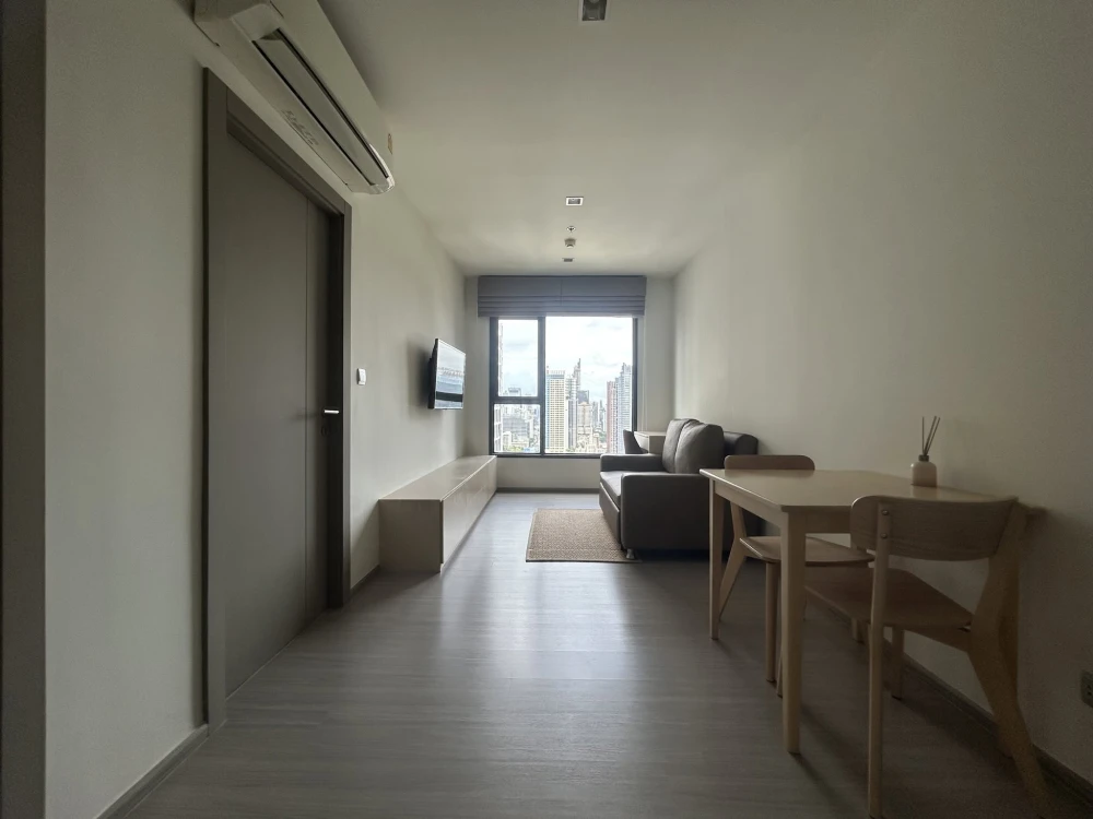 Condo for sale: Life Asoke - Rama9, 30th floor, unobstructed view overlooking Makkasan Park. Comes with all amenities. Buy now, don't wait!