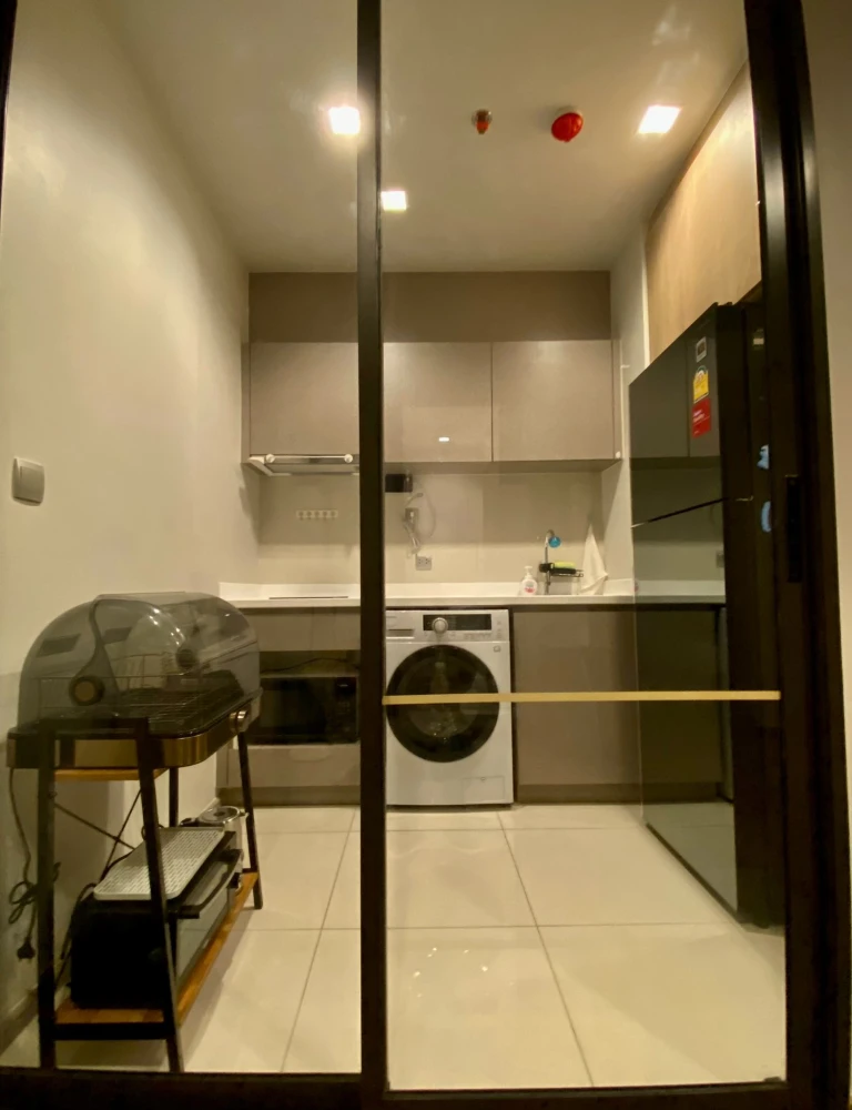 Condo for sale: Life Asoke Rama 9. Nice unit, fully furnished with appliances. Just bring your suitcase and move in! Don't miss out!