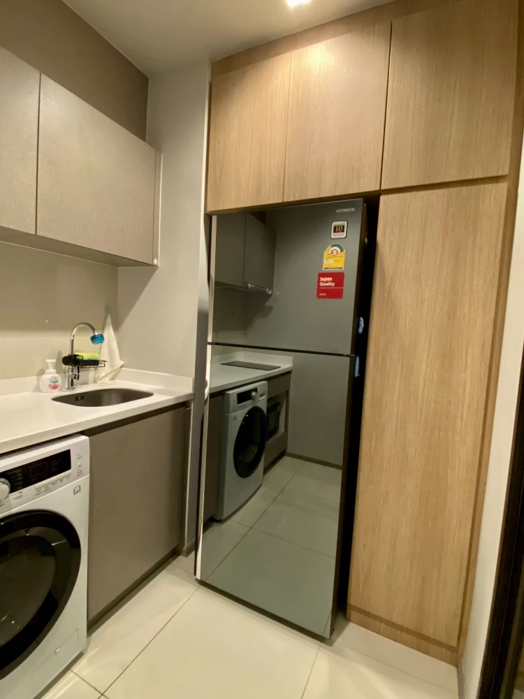 Condo for sale: Life Asoke Rama 9. Nice unit, fully furnished with appliances. Just bring your suitcase and move in! Don't miss out!