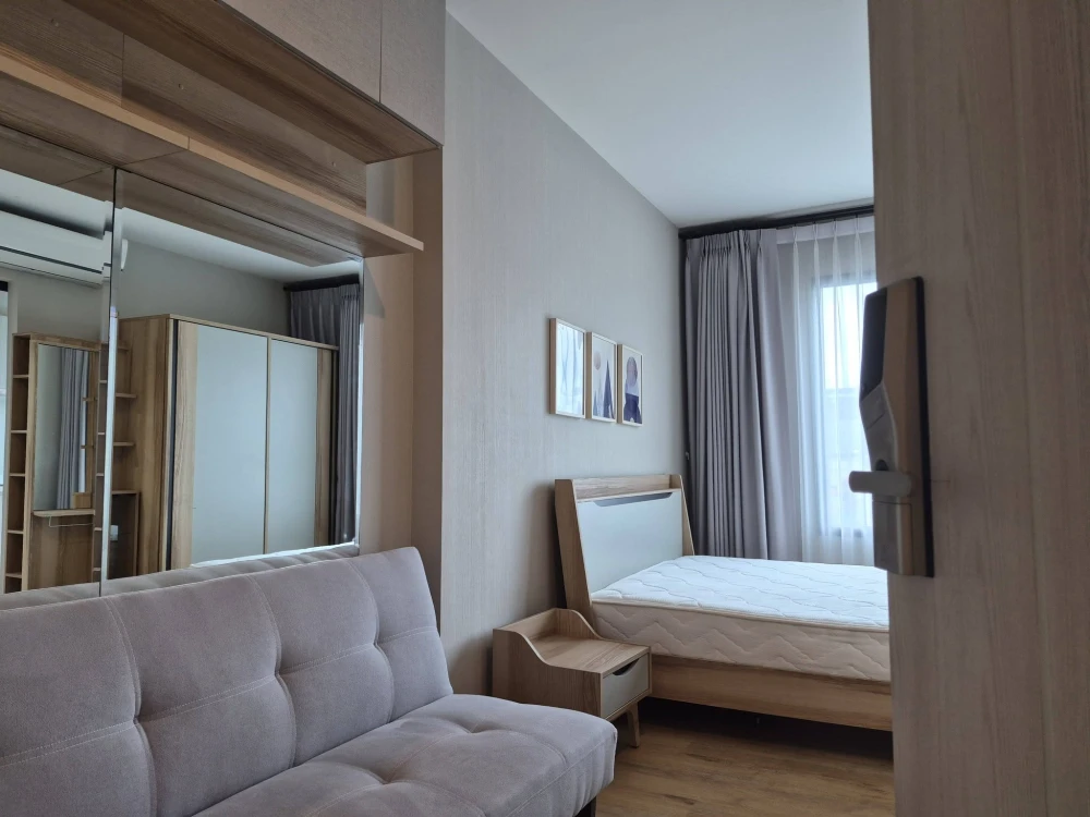 Condo for sale: Life Asoke, 33rd floor. High floor with beautiful, unobstructed city views. Excellent ventilation. Convenient and ready to move in. Bu