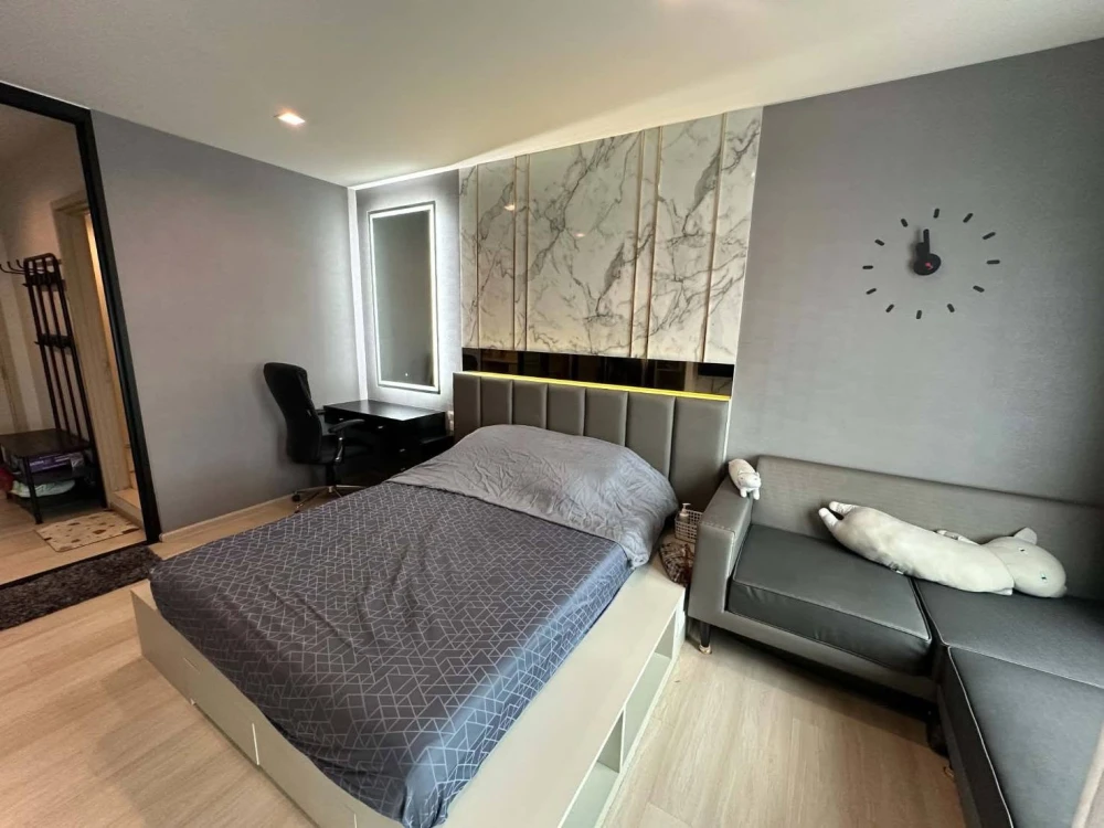 Selling a ready-to-move-in condo at Life One Wireless, 31st floor, with great views. Fully furnished with appliances. Book yours today!