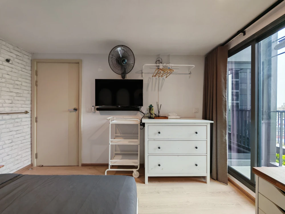Condo for sale Life Rama 4 - Asoke Rare Type Vertiplex 2 floors + balcony next to the garden, fully furnished, buy now.