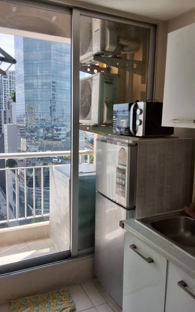 Ready-to-move-in condo for sale at Life@Phahol-Ari, 15th floor with stunning high-floor views. Amazing price! Own it today! Don't wait!