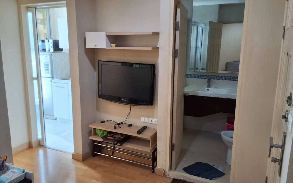 Ready-to-move-in condo for sale at Life@Phahol-Ari, 15th floor with stunning high-floor views. Amazing price! Own it today! Don't wait!