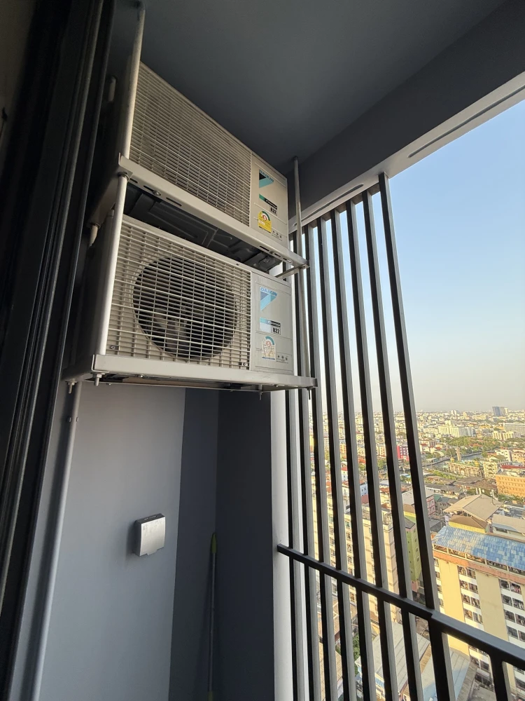 Selling a Modiz Rhyme Ramkhamhaeng condo, 17th floor. Unobstructed view, no buildings blocking the view. East-facing unit gets morning sun, not hot in