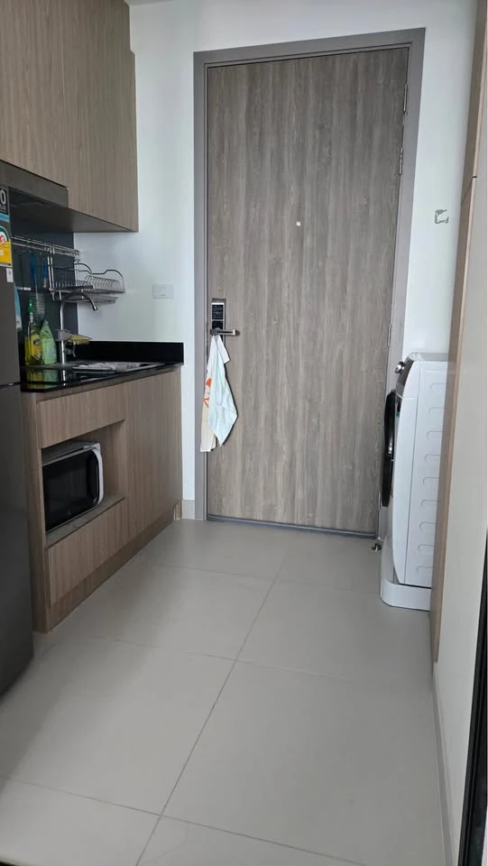 Selling Niche Mono Charoen Nakhon condo. Unit with stunning Chao Phraya River bend and Bangkok skyline view. Unobstructed view, no buildings blocking