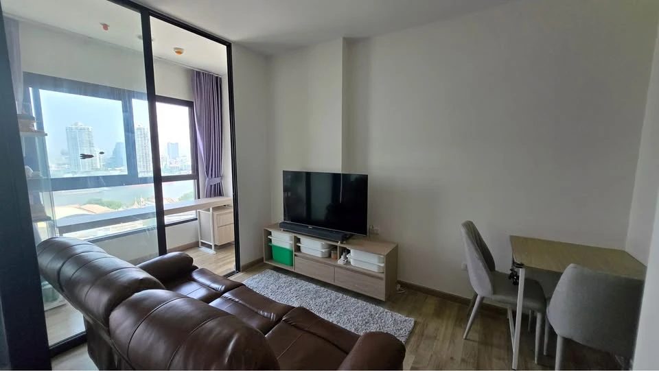 Selling Niche Mono Charoen Nakhon condo. Unit with stunning Chao Phraya River bend and Bangkok skyline view. Unobstructed view, no buildings blocking
