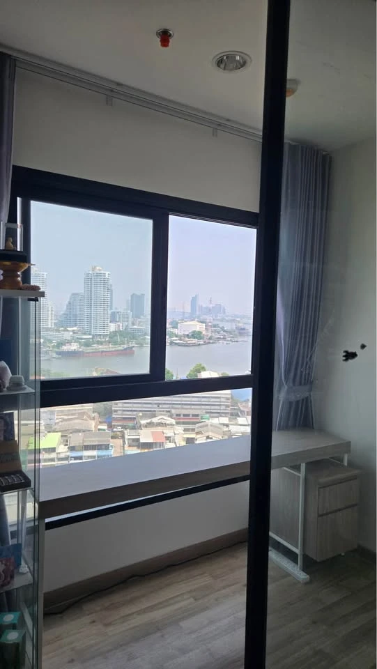 Selling Niche Mono Charoen Nakhon condo. Unit with stunning Chao Phraya River bend and Bangkok skyline view. Unobstructed view, no buildings blocking