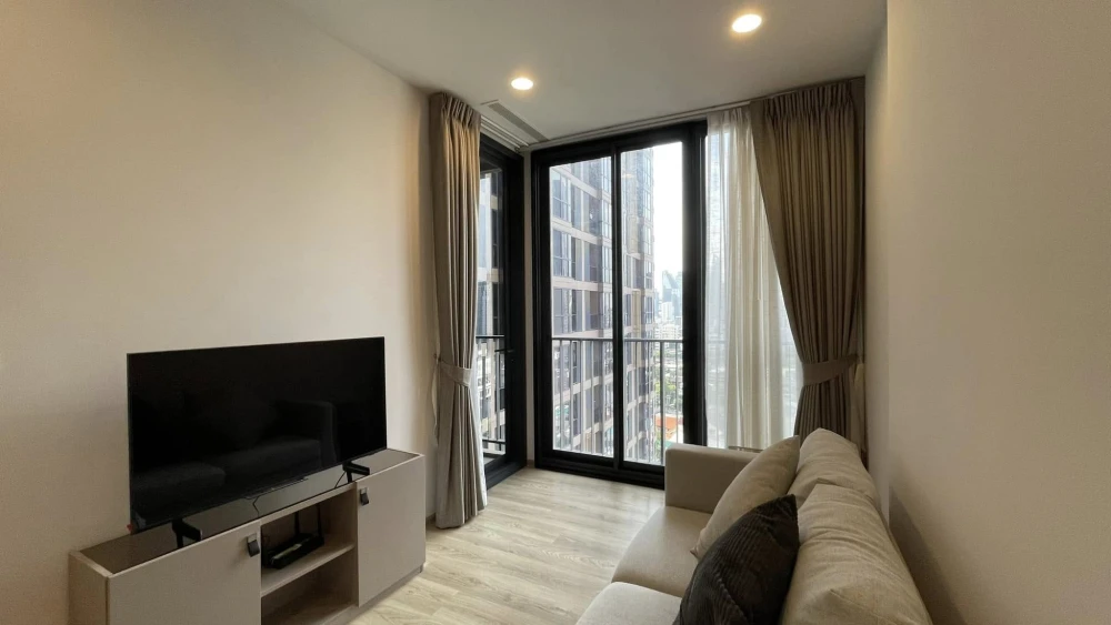 Selling a 1-bedroom, 1-bathroom condo at Oka Haus Sukhumvit 36. Located on the 14th floor with city and pool views, facing north. Book now!