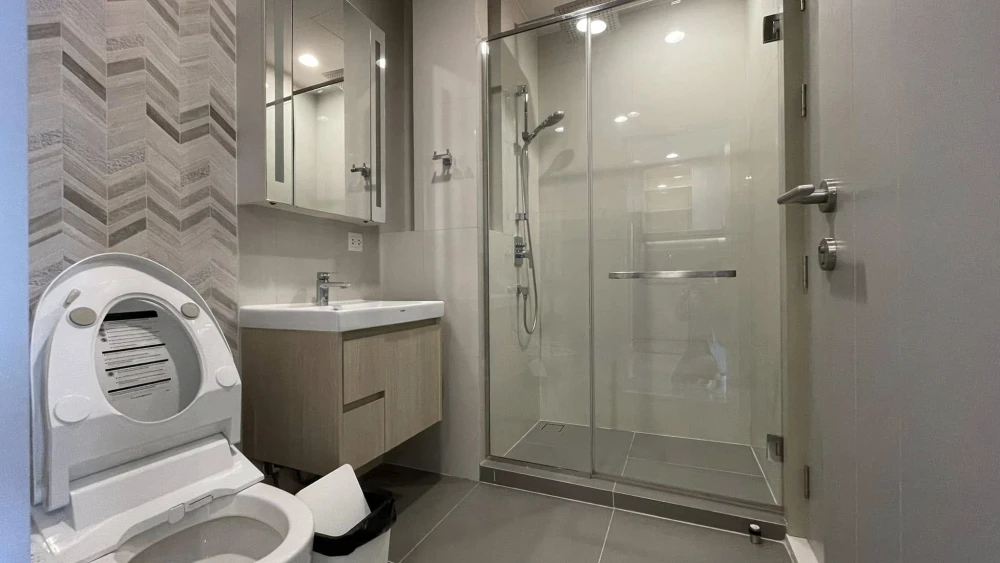 Selling a 1-bedroom, 1-bathroom condo at Oka Haus Sukhumvit 36. Located on the 14th floor with city and pool views, facing north. Book now!