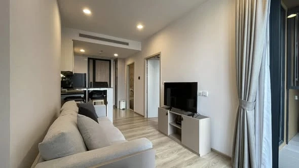 Selling a 1-bedroom, 1-bathroom condo at Oka Haus Sukhumvit 36. Located on the 14th floor with city and pool views, facing north. Book now!