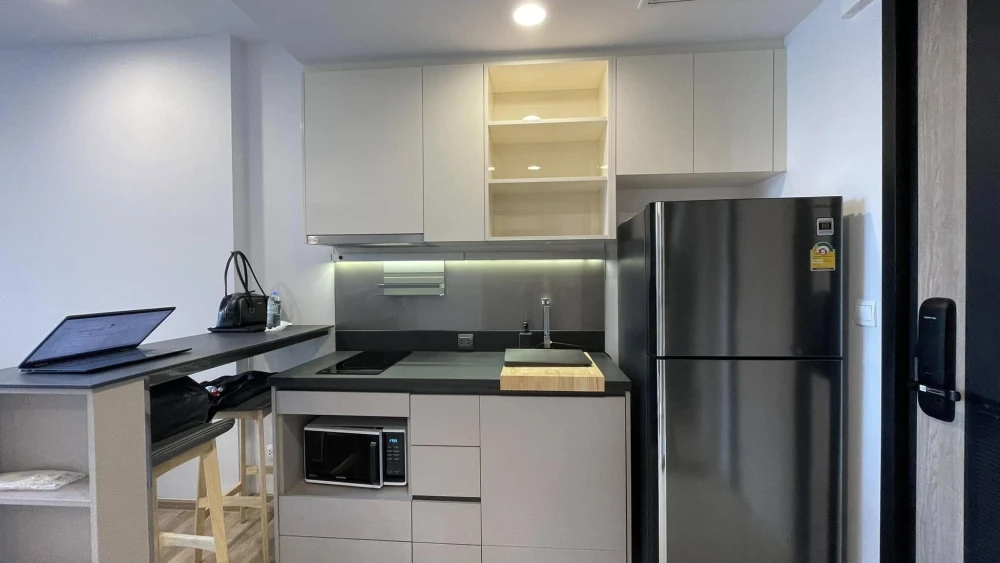 Selling a 1-bedroom, 1-bathroom condo at Oka Haus Sukhumvit 36. Located on the 14th floor with city and pool views, facing north. Book now!
