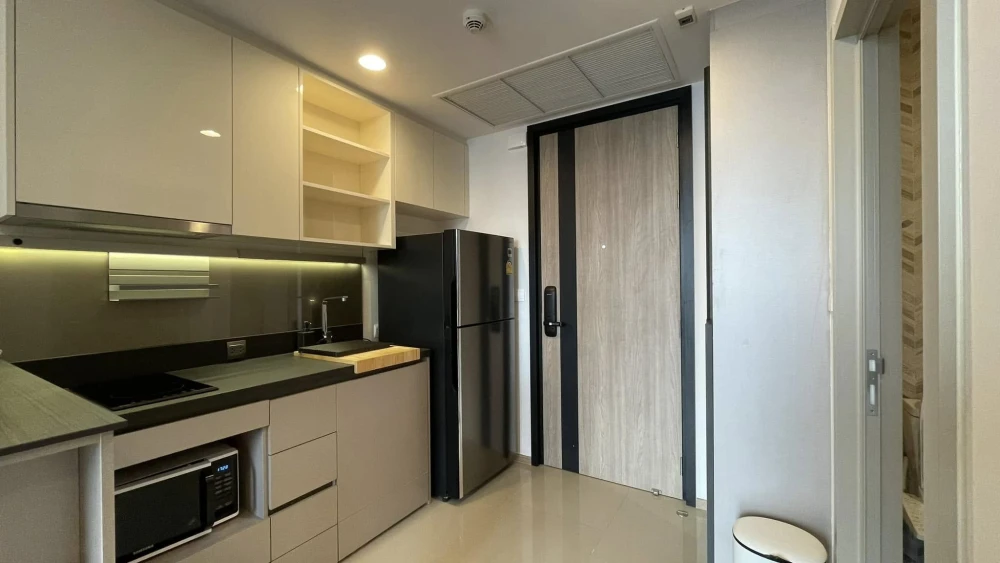 Selling a 1-bedroom, 1-bathroom condo at Oka Haus Sukhumvit 36. Located on the 14th floor with city and pool views, facing north. Book now!