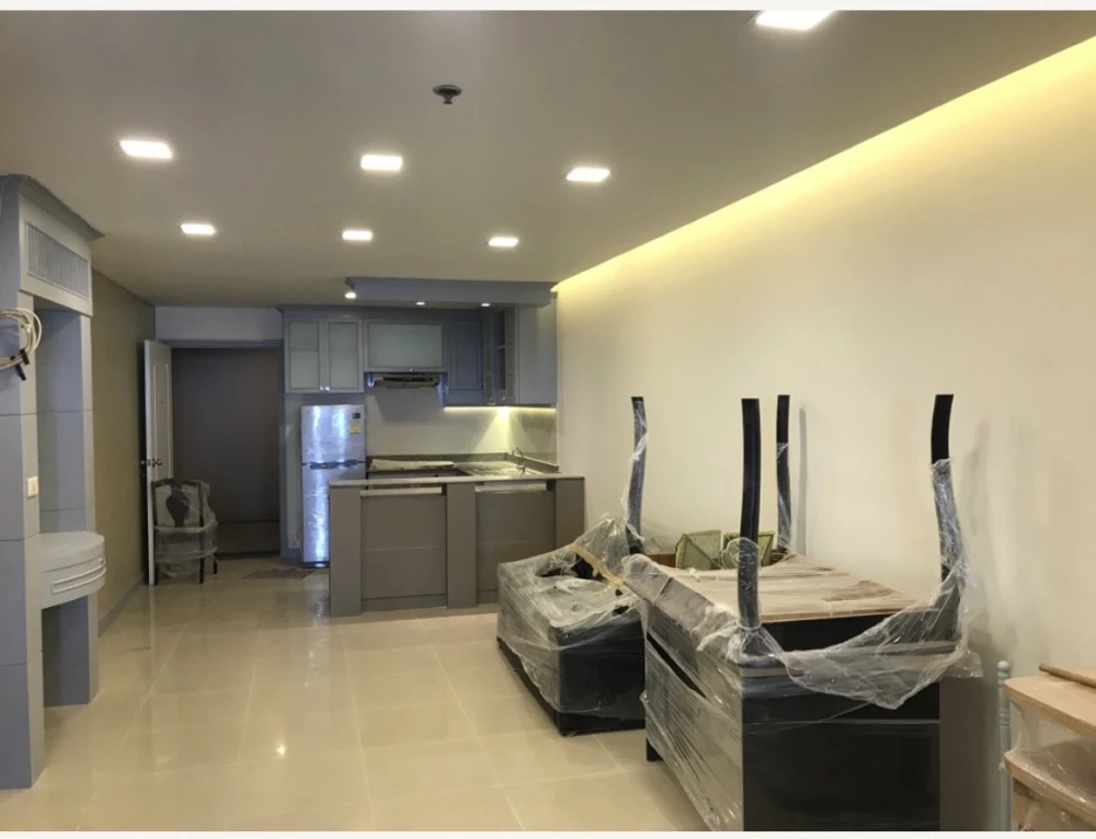 State Tower condo for sale, good looking room, color tone, easy to decorate Full set of furniture. You can reserve now. Hurry up.