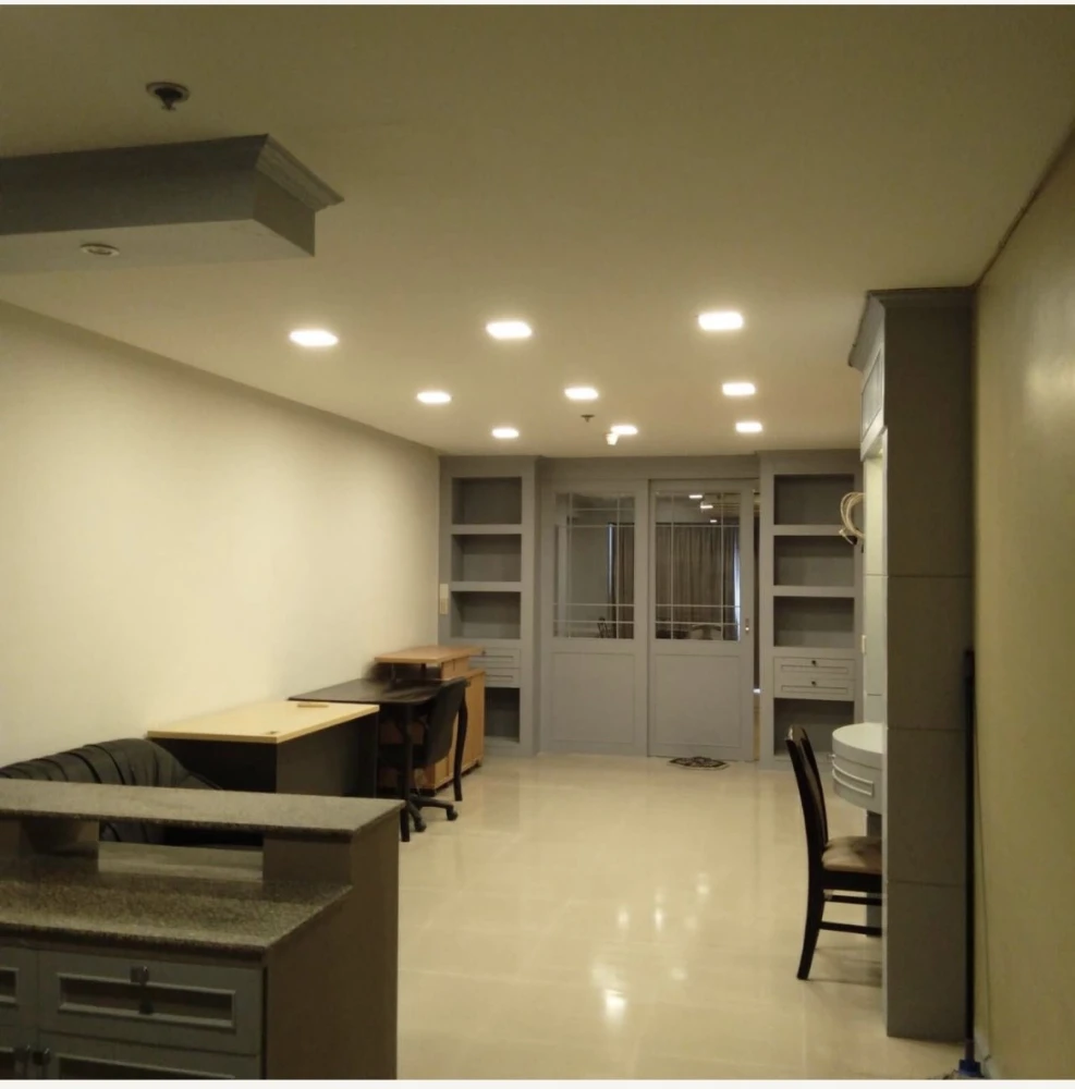 State Tower condo for sale, good looking room, color tone, easy to decorate Full set of furniture. You can reserve now. Hurry up.