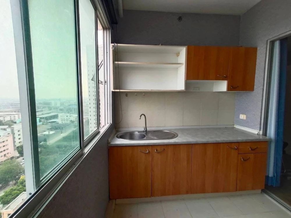 Selling a spacious Supalai Park Srinakarin condo. Excellent value for money. Own it today!