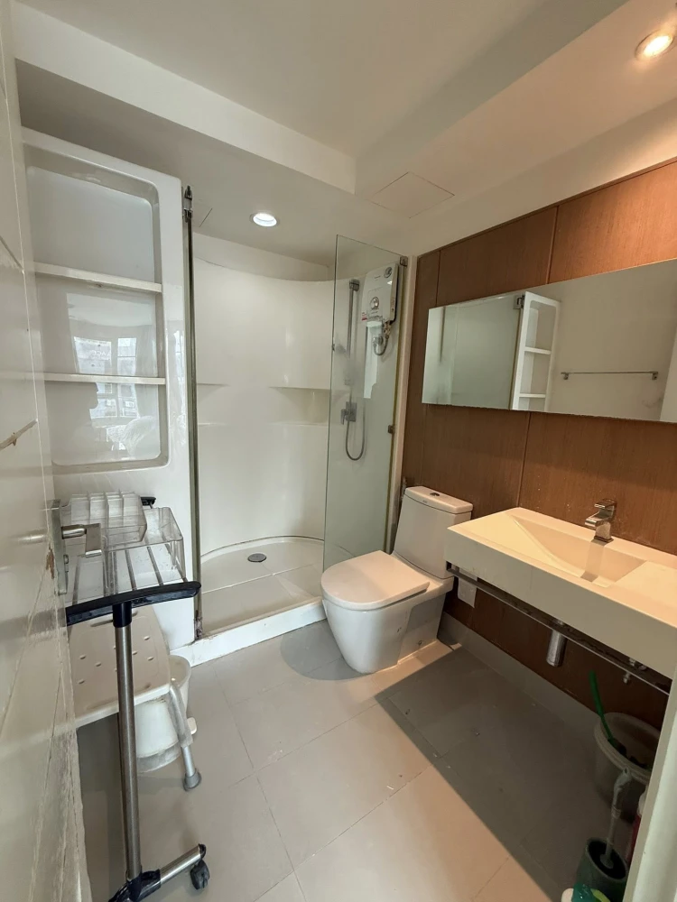 Condo for sale: The Bangkok Sathorn-Taksin. Ready to move in. Plenty of usable space. Great price. Hurry and become the owner today!